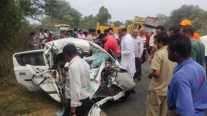 Palghar Accident : पालघरमध्ये कार आणि ट्रकचा भीषण अपघात, कार चालकाचा मृत्यू