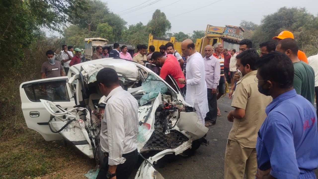 Palghar Accident : पालघरमध्ये कार आणि ट्रकचा भीषण अपघात, कार चालकाचा मृत्यू