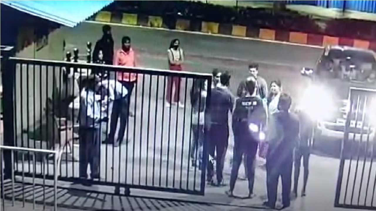VIDEO | वारंवार हॉर्न वाजवणाऱ्या महिलेला मधलं बोट दाखवलं, पुण्यात इंजिनिअरला बेदम मारहाण VIDEO | वारंवार हॉर्न वाजवणाऱ्या महिलेला मधलं बोट दाखवलं, पुण्यात इंजिनिअरला बेदम मारहाण