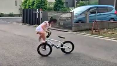 होय..! ती सर्वकाही करू शकते, या चिमुरडीला पाहून तुम्हीही हेच म्हणाल; Kid stunt video viral