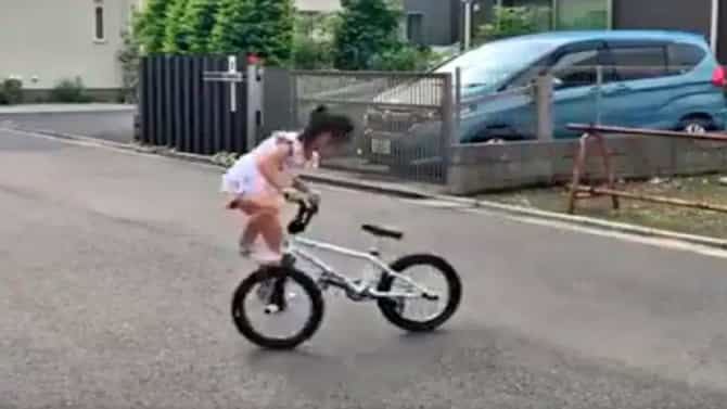 होय..! ती सर्वकाही करू शकते, या चिमुरडीला पाहून तुम्हीही हेच म्हणाल; Kid stunt video viral
