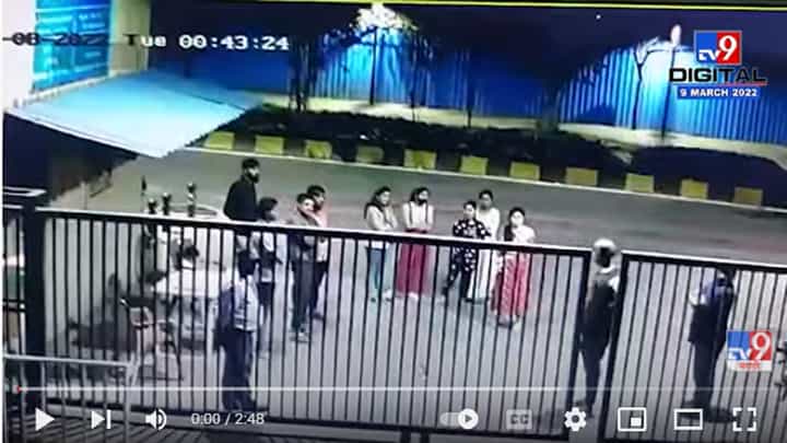 वारंवार Horn वाजवणाऱ्या महिलेला दाखवलं मिडल फिंगर, तरुणाला नागरिकांकडून मारहाण वारंवार Horn वाजवणाऱ्या महिलेला दाखवलं मिडल फिंगर, तरुणाला नागरिकांकडून मारहाण