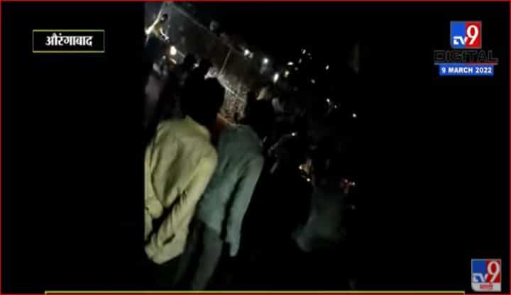 औरंगाबादमध्ये टोळक्याकडून तरुणाला मारहाण औरंगाबादमध्ये टोळक्याकडून तरुणाला मारहाण