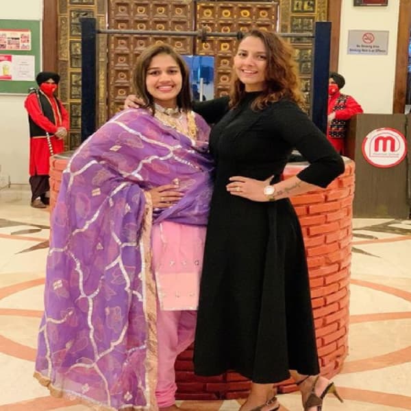 दंगल हा सिनेमा तुम्ही पाहिला असेल. या सिनेमातील हा सिनेमा दोन बहिणींच्या आयुष्यावर आधारित आहे.त्यांचं नाव आहे, गीता आणि बबिता फोगट. यापैकी बबिता फोगट हे नाव वारंवार चर्चेत असते. तिच्या विषयी जाणून घेऊयात...