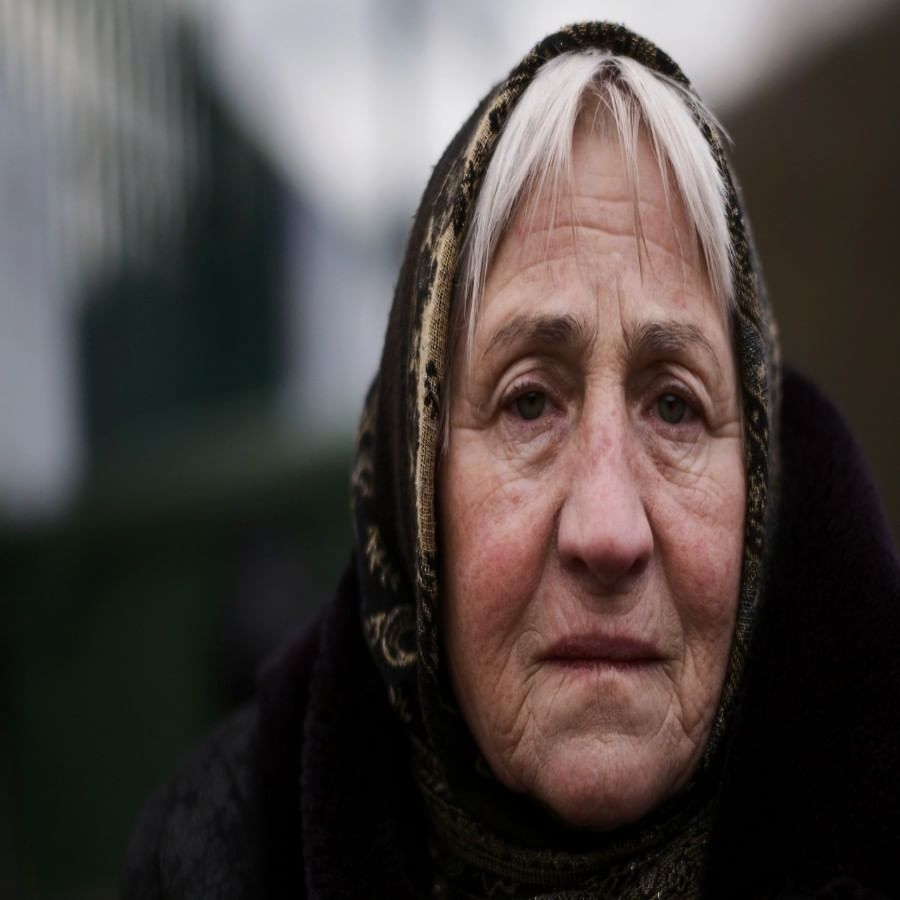 या छायाचित्रामध्ये एक 76 वर्षीय महिला दिसत आहे. स्वेतलाना असे तीचे नाव आहे. ती युक्रेनच्या ओडेसामधील रहिवासी असून, युद्धाच्या भीतीपोटी तीने आपले शहर सोडले असून ती पोलंडच्या सीमेवर दाखल झाली आहे.