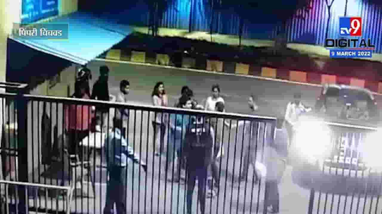 वारंवार Horn वाजवणाऱ्या महिलेला दाखवलं मिडल फिंगर, तरुणाला नागरिकांकडून मारहाण