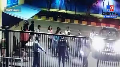 वारंवार Horn वाजवणाऱ्या महिलेला दाखवलं मिडल फिंगर, तरुणाला नागरिकांकडून मारहाण