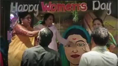 बारच्या बाहेर सावित्रीबाई फुलेंचा फोटो, शिवसेनेच्या महिला पदाधिकाऱ्यांनी झापताच छायाचित्र हटवलं