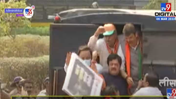 Video : देवेंद्र फडणवीसांसह इतर भाजप नेते पोलिसांच्या ताब्यात Video : देवेंद्र फडणवीसांसह इतर भाजप नेते पोलिसांच्या ताब्यात