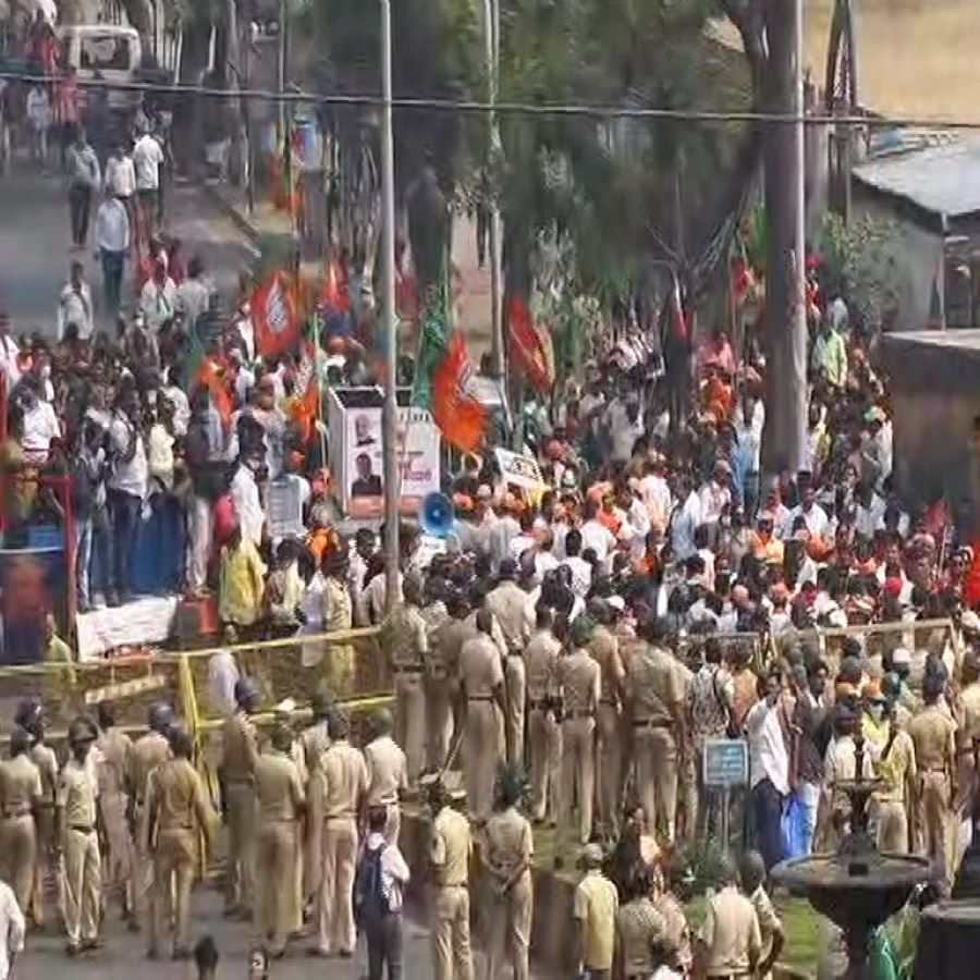 भारतीय जनता पक्षानं आझाद मैदानातून सुरु केलेला धडक मोर्चा पोलिसांनी मेट्रो सिनेमा इथं अडवला. मोर्चा अडवल्यानंतर पोलिसांशी संघर्ष करु नका, अशा सूचना देवेंद्र फडणवीस यांनी कार्यकर्त्यांना दिल्या होत्या. 