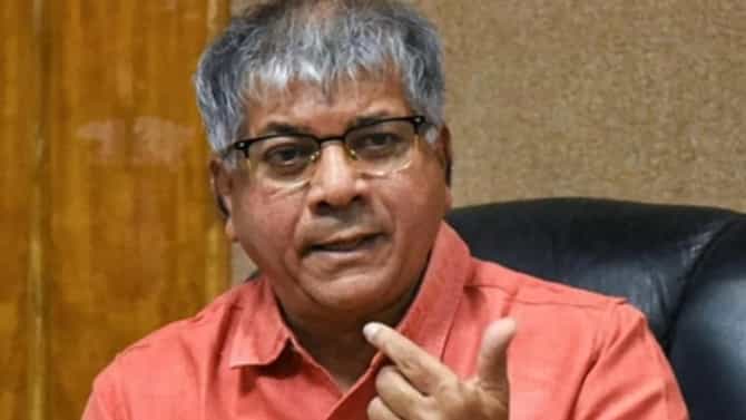 उद्धव ठाकरे केवळ नावाला मुख्यमंत्री, कर्तृत्वाने नाही, एसटी कर्मचाऱ्यांच्या प्रश्नावरुन प्रकाश आंबेडकरांचा घणाघात