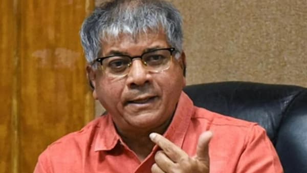उद्धव ठाकरे केवळ नावाला मुख्यमंत्री, कर्तृत्वाने नाही, एसटी कर्मचाऱ्यांच्या प्रश्नावरुन प्रकाश आंबेडकरांचा घणाघात