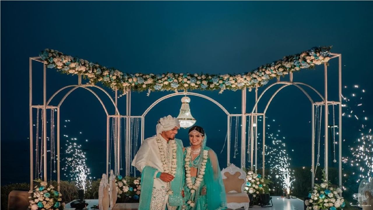राहुल आणि इशानीचं लग्न गोव्यात झालं. त्याचे फोटो समोर आले आहेत. राहुलने स्वत: आपल्या इन्स्टाग्राम अकाऊंटवर लग्नाचे फोटो शेअर केले आहेत. यात हळदीपासून, संगीत आणि अन्य विधींचे फोटो आहेत. 