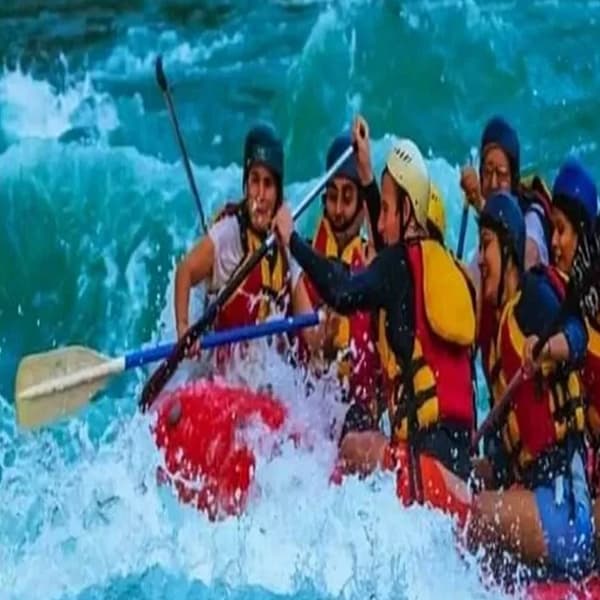 राफ्टिंग - जर तुम्हाला एडवेंचर अॅक्टिविटी आवडत असतील तर तुम्हाला ऋषिकेश आवडेल. येथे तुम्ही वॉटर राफ्टिंग करू शकता. वॉटर राफ्टिंगसाठी ऋषिकेश हे सर्वोत्तम ठिकाण आहे.