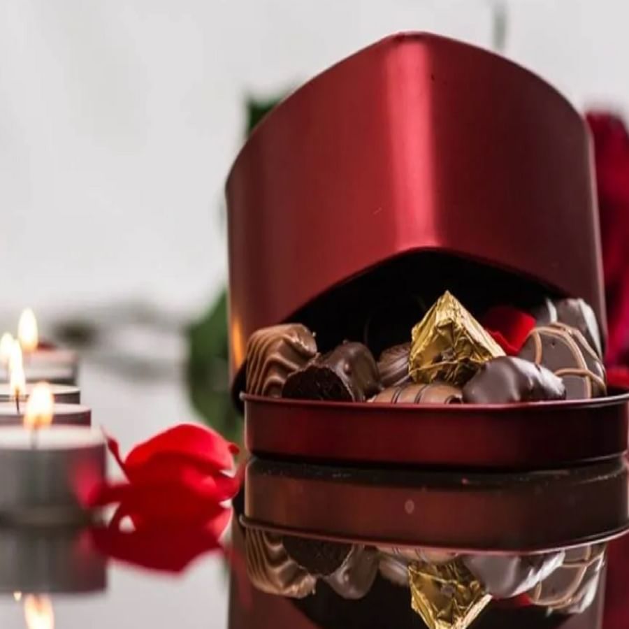 चॉकलेट्स - तुमच्या लग्नाची आमंत्रण पत्रिका आणखी आकर्षक बनवण्यासाठी लग्नपत्रिकेसोबत चॉकलेटचा एक बॉक्स पाठवा. कुकीज आणि चॉकलेट्स भेट देऊन लग्नपत्रिका पाठवण्याची मजाच काही वेगळी आहे. चॉकलेटची चव असलेली कोणतीही गोष्ट लोकांना नेहमीच आवडते. 