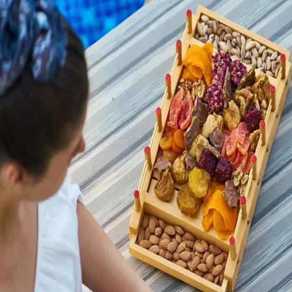 सुका मेवा - जर तुम्ही शहराबाहेर लग्नपत्रिका पाठवत असाल तर त्यासोबत मिश्र सुका मेवाही पाठवू शकता. हे आरोग्यदायी आहे.