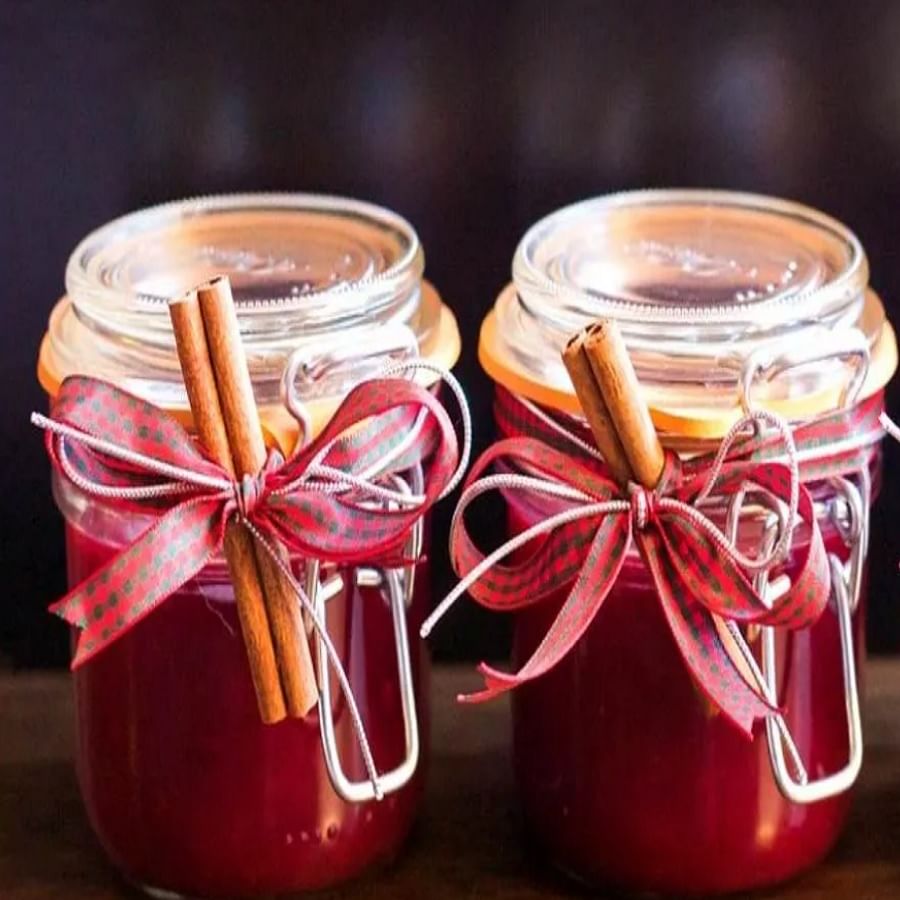 होममेड जॅम - ड्राय फ्रूट्स आणि पारंपारिक मिठाई व्यतिरिक्त स्प्रेड आणि सॉस देखील देऊ शकतात. जर तुम्हाला तुमच्या लग्नातील पाहुण्यांना प्रभावित करायचे असेल, तर लग्नपत्रिकेसह होममेड जाम देणे हा एक उत्तम मार्ग आहे.