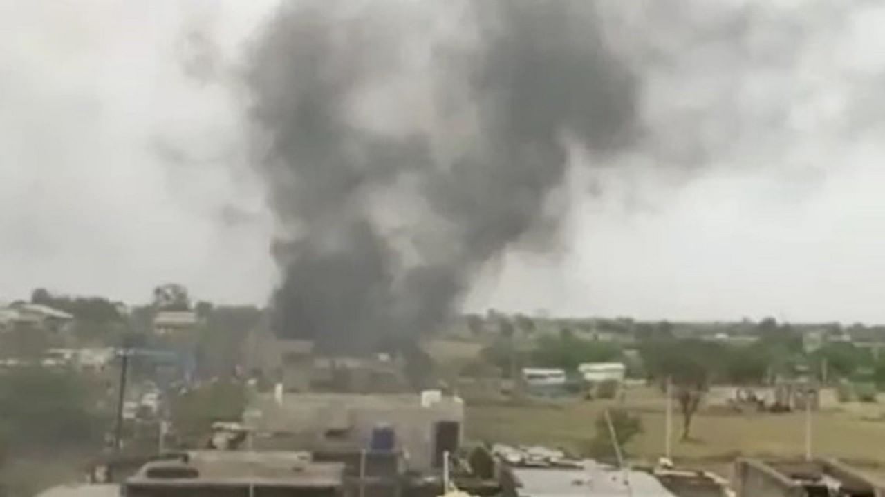 Video - Amravati Fire | भंगाराच्या गोदामाला भीषण आग! चांदुरबाजारच्या रहिवासी भागात धुळीचे लोट Video - Amravati Fire | भंगाराच्या गोदामाला भीषण आग! चांदुरबाजारच्या रहिवासी भागात धुळीचे लोट