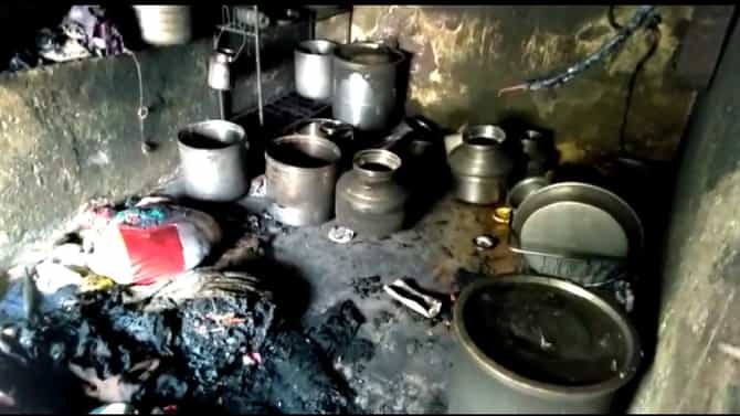 बीडमध्ये जुन्या वादातून घर पेटवलं, वृद्ध दाम्पत्याचा संसार उघड्यावर, शहरात कायदा-सुव्यवस्थेचे तीनतेरा