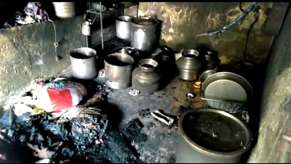 बीडमध्ये जुन्या वादातून घर पेटवलं, वृद्ध दाम्पत्याचा संसार उघड्यावर, शहरात कायदा-सुव्यवस्थेचे तीनतेरा