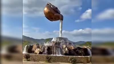 आहे की नाही Creativity! चक्क हवेत तरंगतेय चहाची किटली! कशी काय? हा Video पाहा