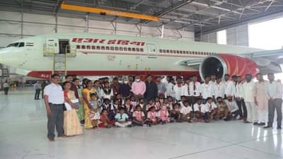 आदिवासी पाड्यातील विद्यार्थ्यांनी केली विमानतळाची सैर, भंडाऱ्यातील जिल्हाधिकारी कदम यांचा पुढाकार