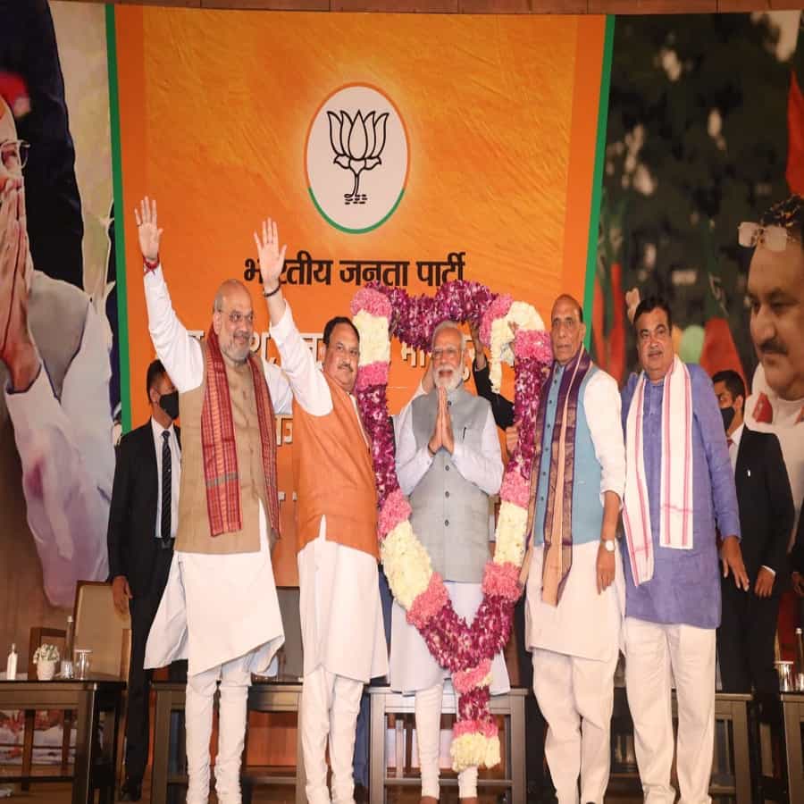 पाच राज्यांच्या विधानसभा निवडणुकीचा आज निकाल लागला. यामध्ये चार राज्यांमध्ये भाजपने विजय मिळवला आहे. या विजयानंतर पंतप्रधान नरेंद्र मोदी यांनी दिल्लीतील भाजप मुख्यालयातून जनतेला संबोधित केले. यावेळी अमित शाह, राजनाथ सिंह, नितिन गडकरी, जेपी नड्डा आदि भाजपचे वरिष्ठ नेते उपस्थित होते.