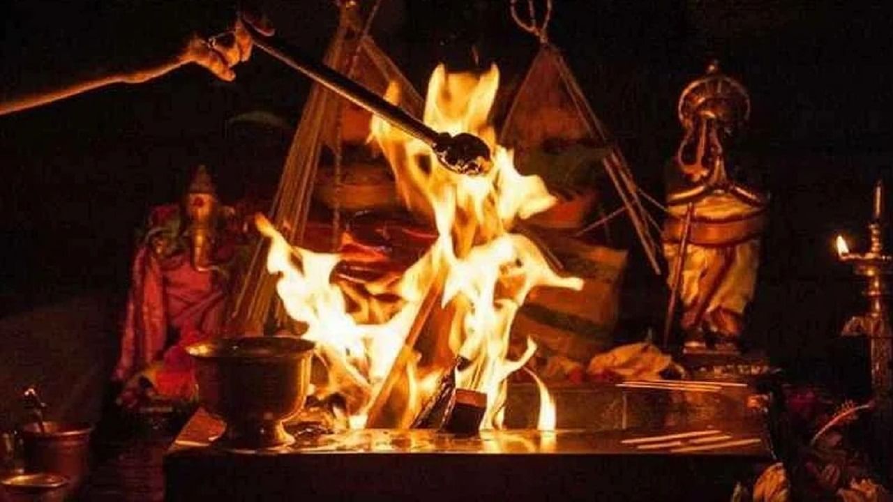 Yagya Benefits | सोळा संस्कारांमधील महत्वाची गोष्ट 'हवन' करण्याची वैज्ञानिक कारणं तुम्हाला माहित आहेत का? जाणून घ्या रंजक माहिती