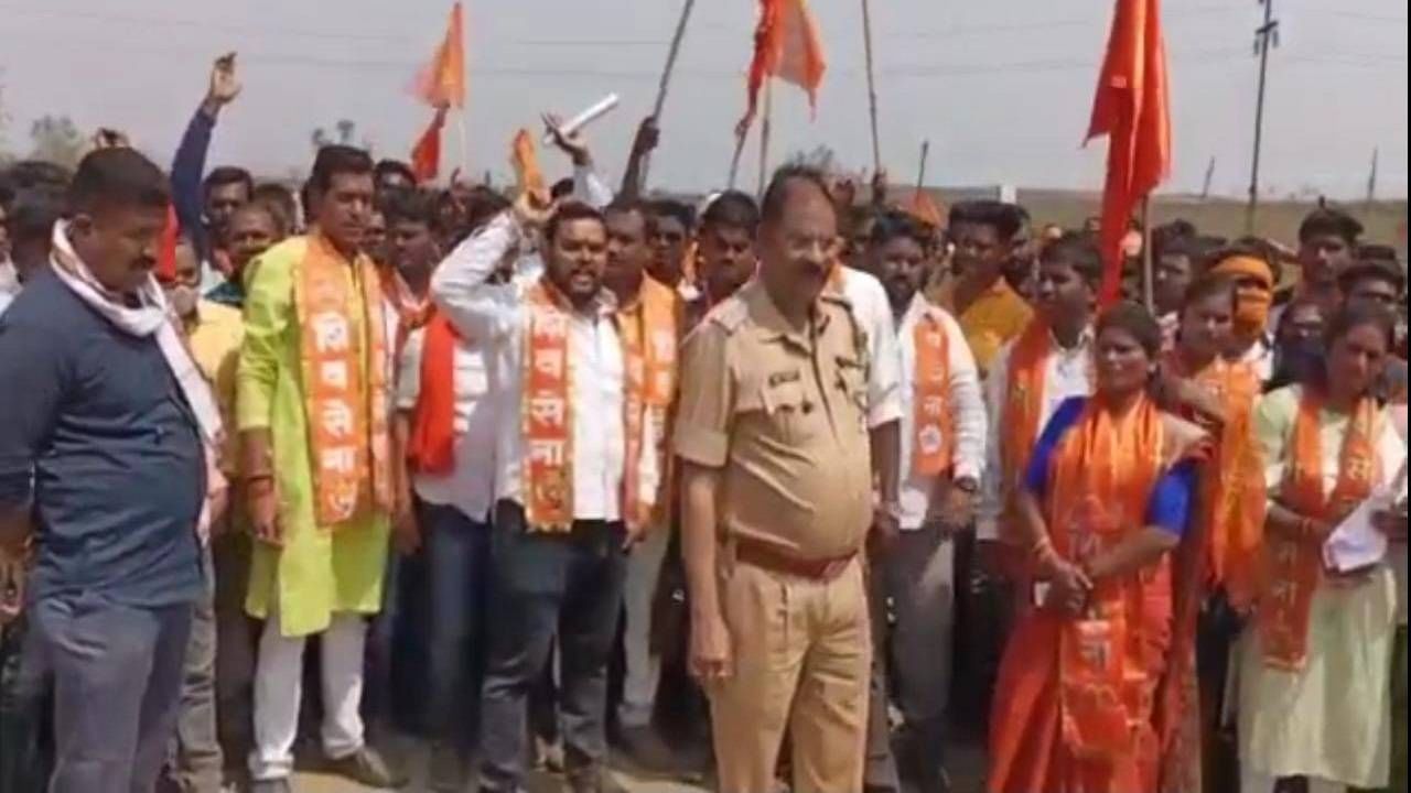 चंद्रपुरातील एकोनाच्या कोळसा खाणीत कामबंद, दोन दिवसांपासून रोखली कोळशाची वाहतूक चंद्रपुरातील एकोनाच्या कोळसा खाणीत कामबंद, दोन दिवसांपासून रोखली कोळशाची वाहतूक