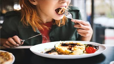 भराभर जेवायची सवय आजच बंद करा!, अन्यथा होतील हे पाच दुष्परिणाम...