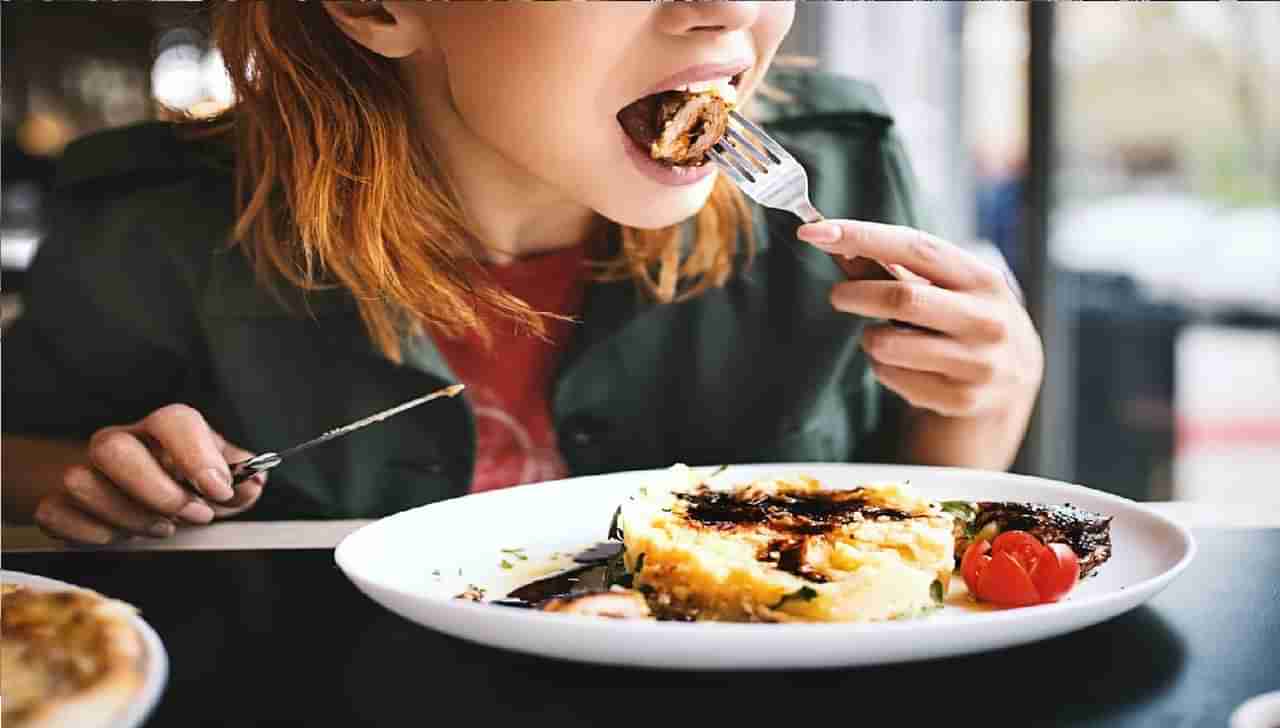 Health Tips : रात्री उशिरा जेवण करणं टाळा... या त्रासापासून स्वत:चा बचाव करा...