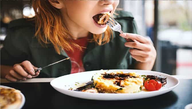 Health Tips : रात्री उशिरा जेवण करणं टाळा... या त्रासापासून स्वत:चा बचाव करा...