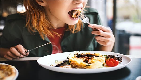 Health Tips : रात्री उशिरा जेवण करणं टाळा... या त्रासापासून स्वत:चा बचाव करा...
