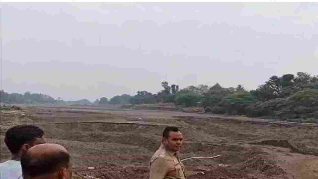 धक्कादायकः जेसीबीनं तहसीलदाराला चिरडण्याचा प्रयत्न, वाळूमाफियाच्या कृत्यानं वैजापुरात खळबळ!