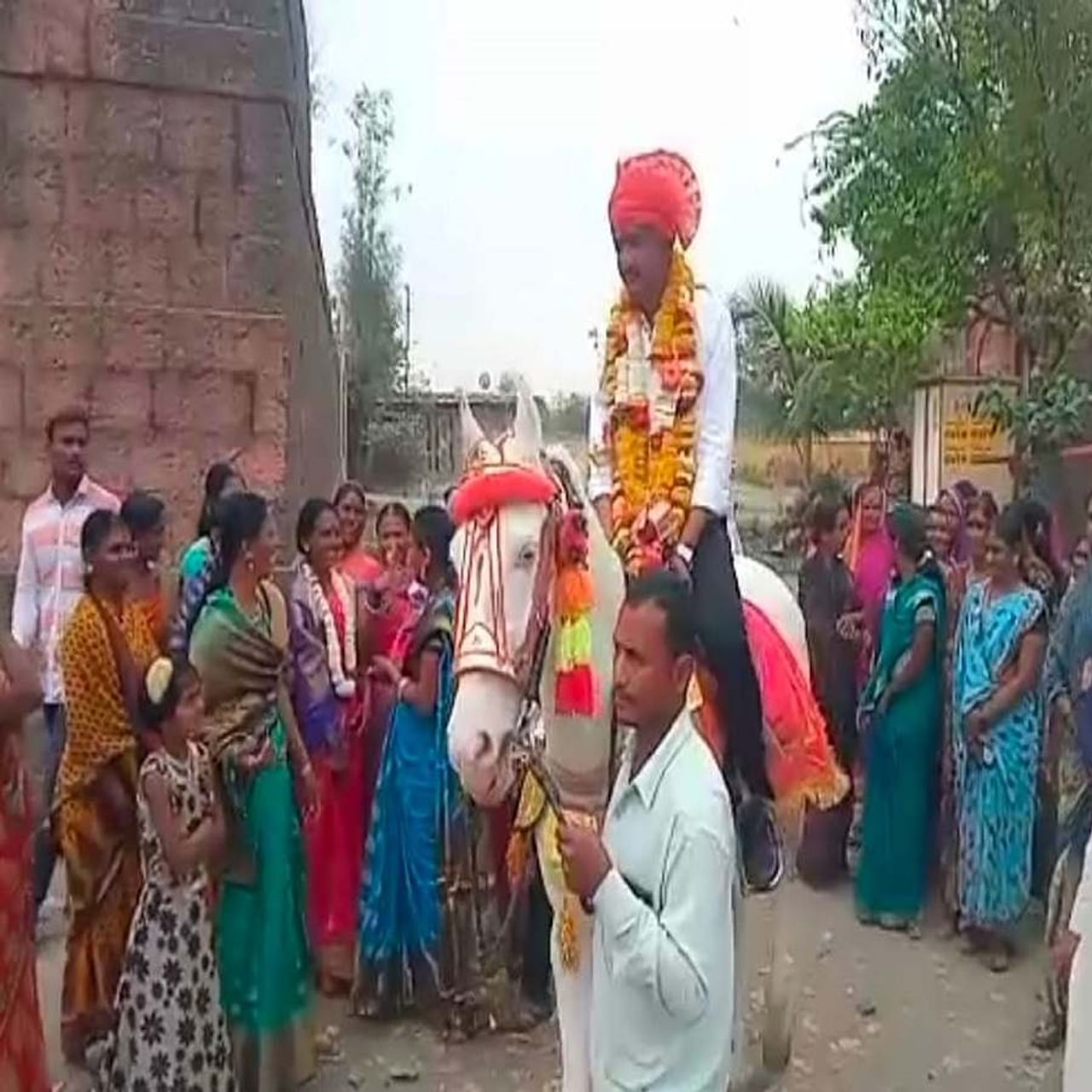 ढोल-ताशाचा गजर अन् घोड्यावर ज्ञानेश्वर : स्पर्धा परिक्षेत यश मिळवल्यानंतर ज्ञानेश्वर हा आपल्या मूळ शिदोड गावी आला होता. अत्यंत प्रतिकूल परस्थितीमध्ये त्याने हे यश मिळवले आणि त्याचे साक्षीदर हे सबंध गाव होते. गावचा पोरगा फौजदार झाला म्हणून ढोल-ताशांचा गजर, गुलालाची उधळण आणि जागोजागी ज्ञानेश्वर याला औक्षण केले जात होते.