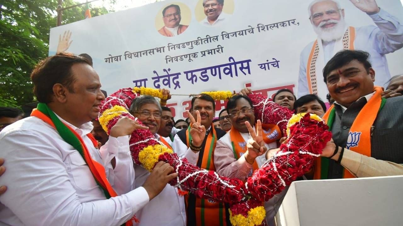 या फोटोत प्रवीण दरेकर कुठे आहेत? फडणवीसांच्या सत्काराप्रसंगीचा फोटो व्हायरल? या फोटोत प्रवीण दरेकर कुठे आहेत? फडणवीसांच्या सत्काराप्रसंगीचा फोटो व्हायरल?