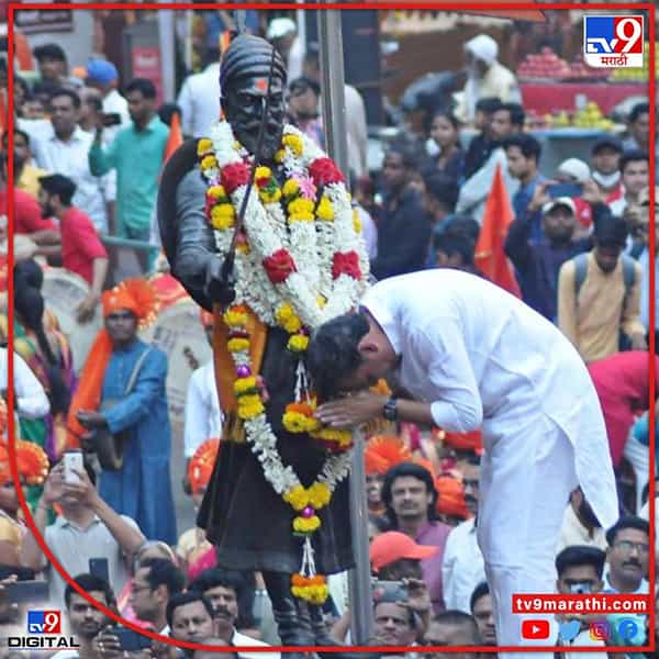 कोल्हापूर शहरात येताच युवराज संभाजीराजे छत्रपतींचं जंगी स्वागत करम्यात आलं. यावेळी त्यांनी छत्रपती शिवाजी महाराजांच्या पुतळ्याला अभिवादन केलं.