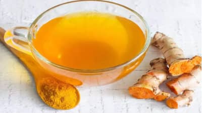 Turmeric For Skin: अंघोळीच्या पाण्यात चिमुटभर हळद टाका, त्वचेच्या सगळ्या समस्या होतील दूर!
