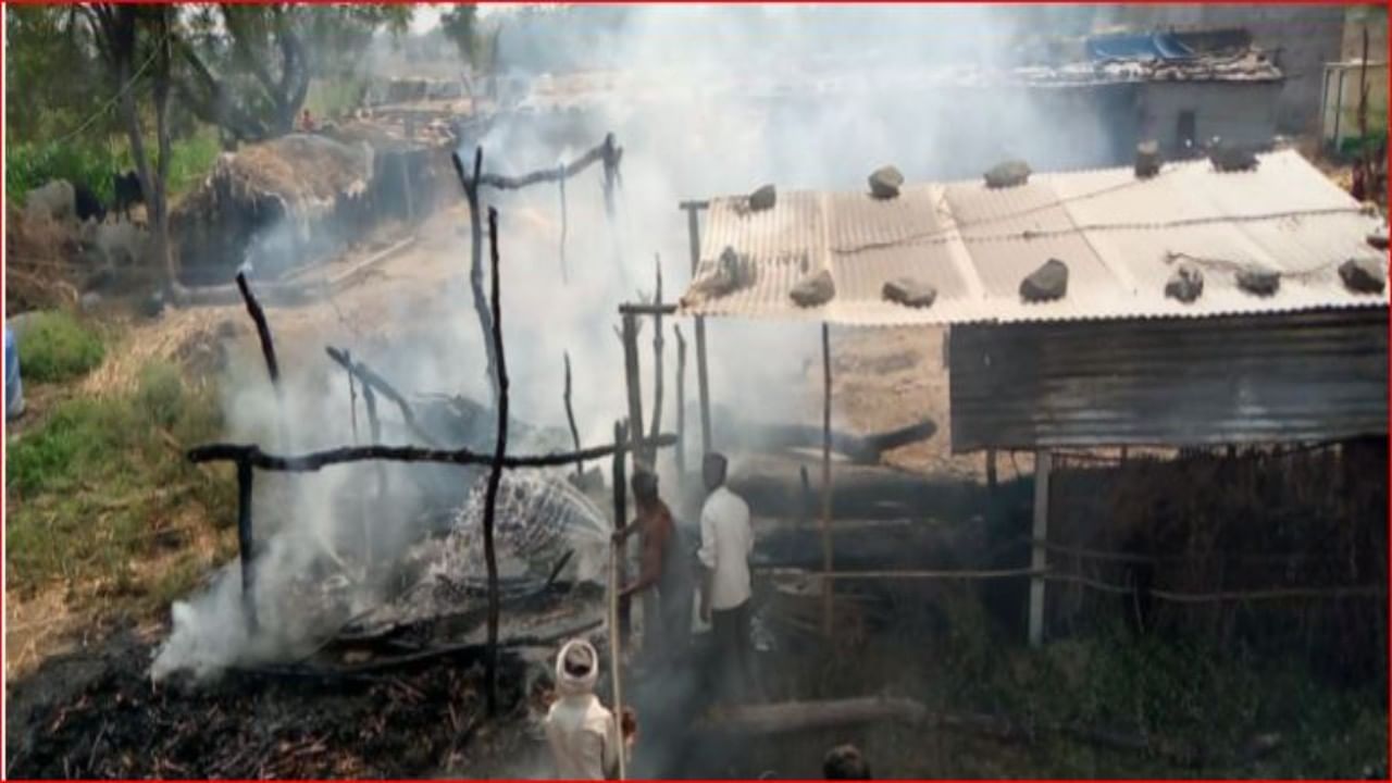 जनावराच्या गोठ्याला भीषण आग; आगीत लाखो रुपयांचे नुकसान, बीडमधील अर्धपिंपरी येथील घटना