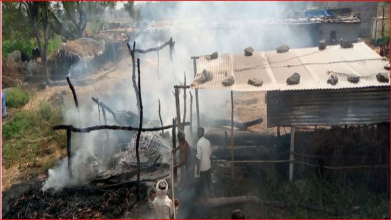 जनावराच्या गोठ्याला भीषण आग; आगीत लाखो रुपयांचे नुकसान, बीडमधील अर्धपिंपरी येथील घटना जनावराच्या गोठ्याला भीषण आग; आगीत लाखो रुपयांचे नुकसान, बीडमधील अर्धपिंपरी येथील घटना