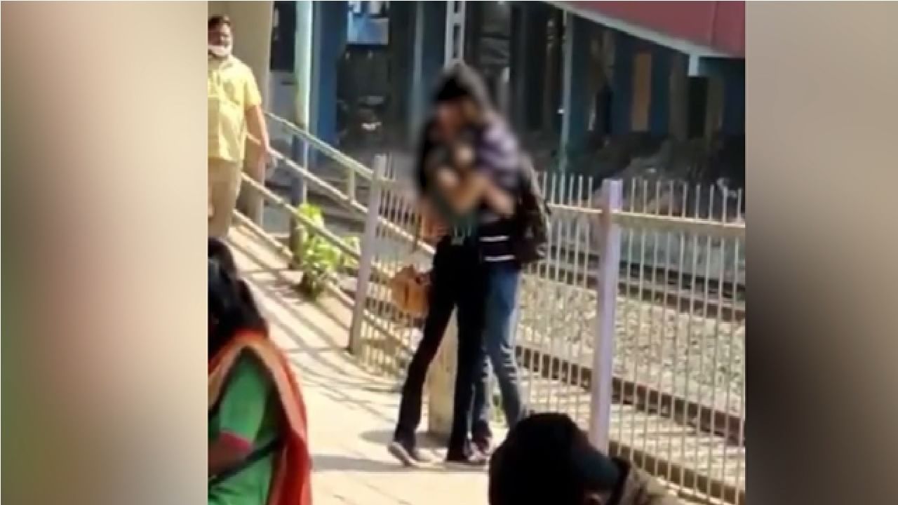 VIDEO | स्टेशनवर किसिंगचा कहर, मुंबईतल्या त्या जोडप्याची जोरदार चर्चा, बिचाऱ्यांवर जीआरपीकडून गुन्हा
