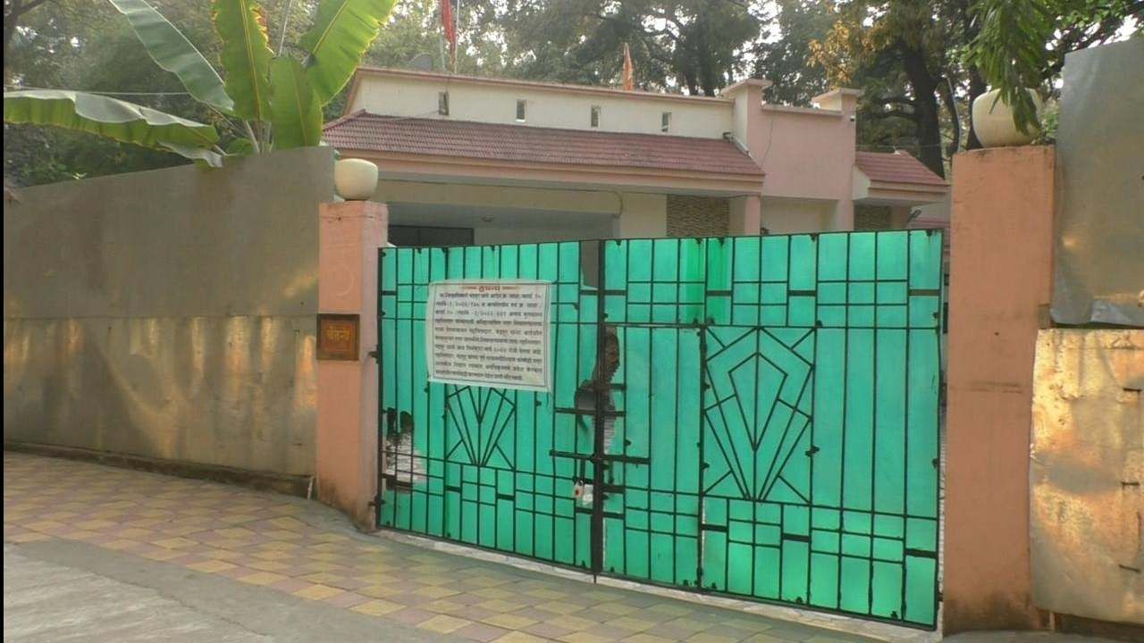 चंद्रपूरच्या मनपा आयुक्तांचा बंगला सील! जिल्हाधिकाऱ्यांच्या आदेशानंतर कारवाई, आयुक्तांवर बेघर होण्याची वेळ? चंद्रपूरच्या मनपा आयुक्तांचा बंगला सील! जिल्हाधिकाऱ्यांच्या आदेशानंतर कारवाई, आयुक्तांवर बेघर होण्याची वेळ?