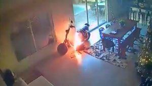 Fact Check : घरात चार्जिंगला लावलेल्या स्कूटर बाइकचा स्फोट, स्फोट नक्की कशानं? पाहा Video