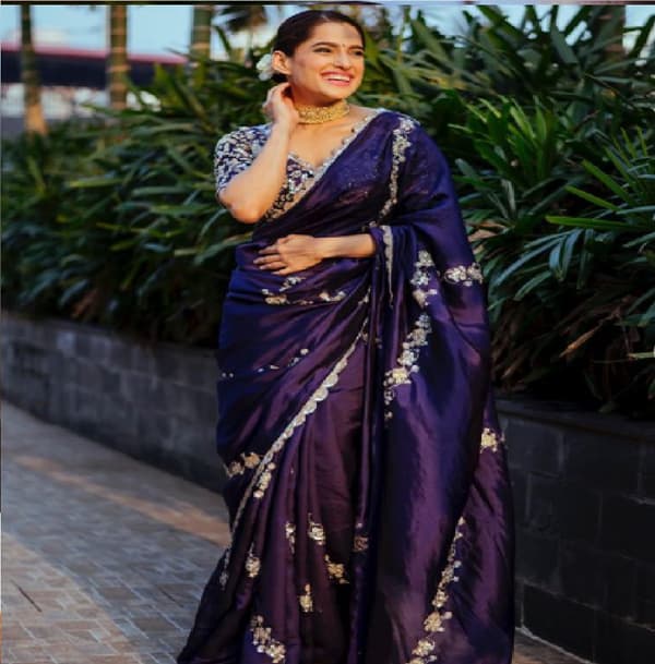 प्रिया बापट नेहमी तिचे फोटो सोशल मीडियावर शेअर करत असते आताही तिने असेच हटके फोटो शेअर केलेत. 