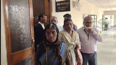 वर्ध्यातील शेतकरी महिला जिल्हाधिकारी कार्यालयात जप्तीसाठी येते तेव्हा... कशी उडते कार्यालयात धांदल?