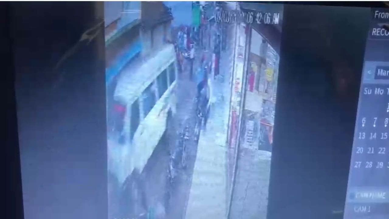 CCTV video : टेम्पो चालकाचा थरार ! वेगात रिव्हर्स टेम्पो चालवत इतर वाहने ठोकली