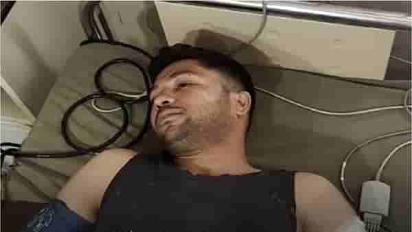 धुळ्यात भरदिवसा खाकी रक्तबंबाळ, बाईकला कट मारल्याचा वाद, PSI वर चाकूहल्ला