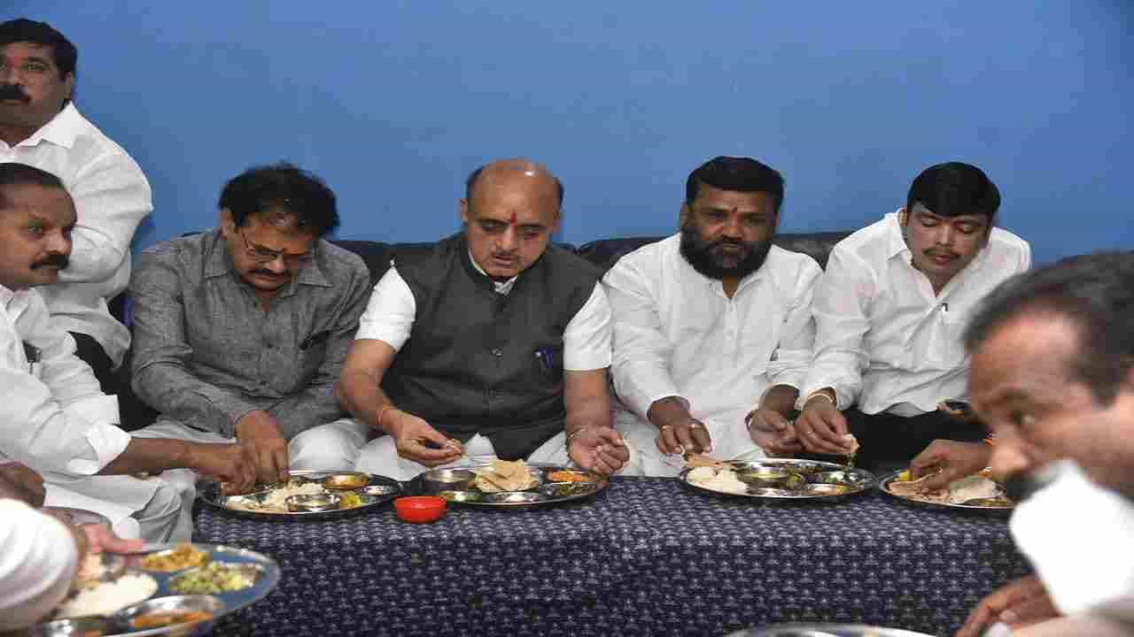 PHOTO | डॉ. भागवत कराडांची औरंगाबादेत राजकीय जुळवाजुळव, दलित पँथर नेते संजय जगताप यांच्या घरी न्याहरी