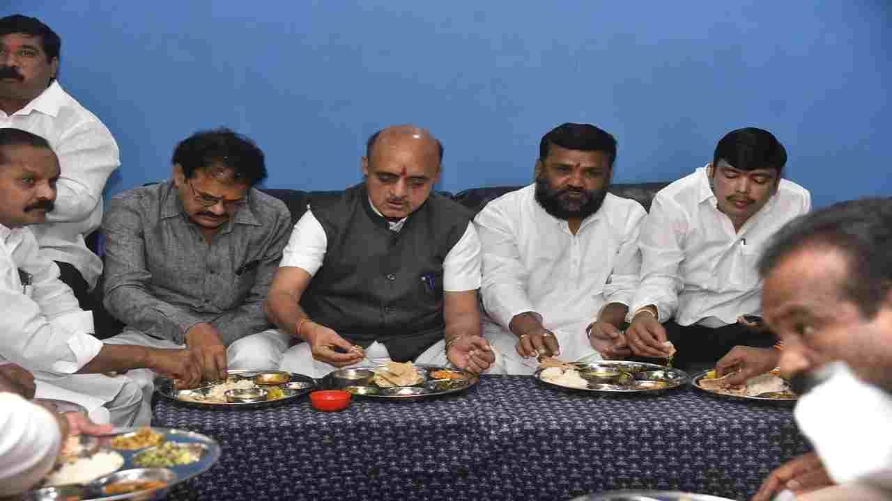 PHOTO | डॉ. भागवत कराडांची औरंगाबादेत राजकीय जुळवाजुळव, दलित पँथर नेते संजय जगताप यांच्या घरी न्याहरी PHOTO | डॉ. भागवत कराडांची औरंगाबादेत राजकीय जुळवाजुळव, दलित पँथर नेते संजय जगताप यांच्या घरी न्याहरी
