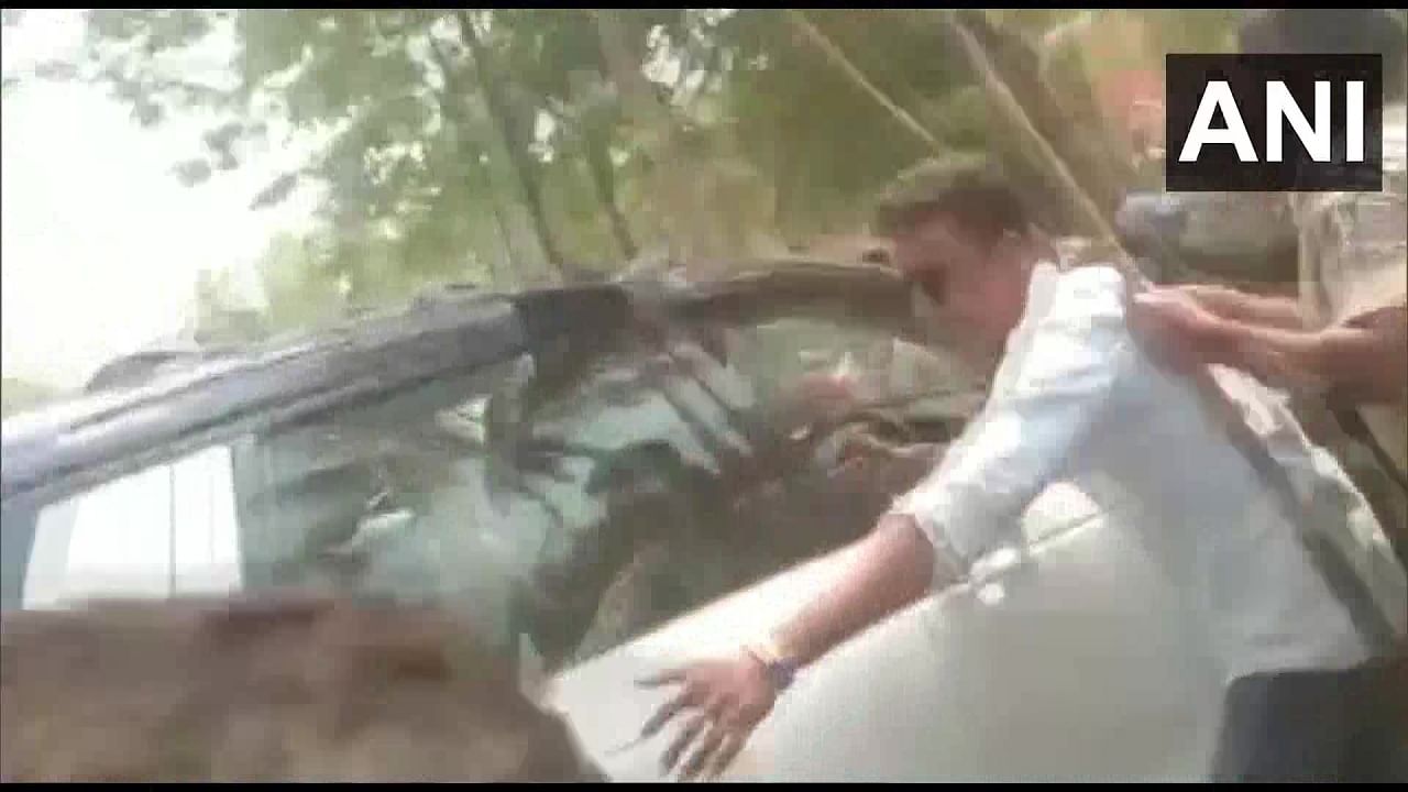 Video : आमदाराच्या गाडीनं भाजप कार्यकर्त्यांना चिरडलं, लोकांनी आमदारालाही जखमी होईपर्यंत मारलं